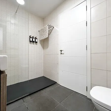 - Sleeps 4 - Parking - Close Lejlighed