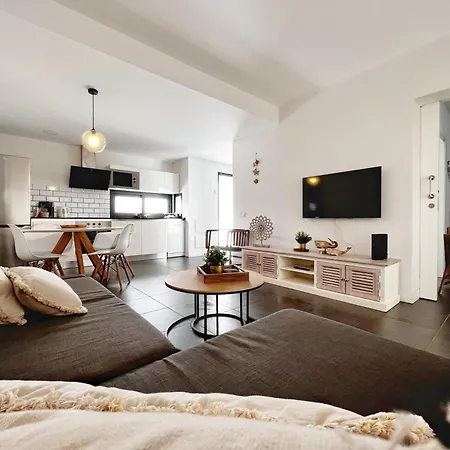 - Sleeps 4 - Parking - Close Lejlighed