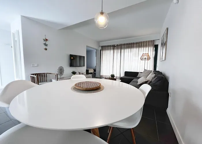 Apartment - Sleeps 4 - Parking - Close *