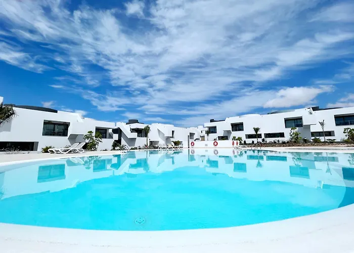 - Sleeps 4 - Parking - Close Apartment
