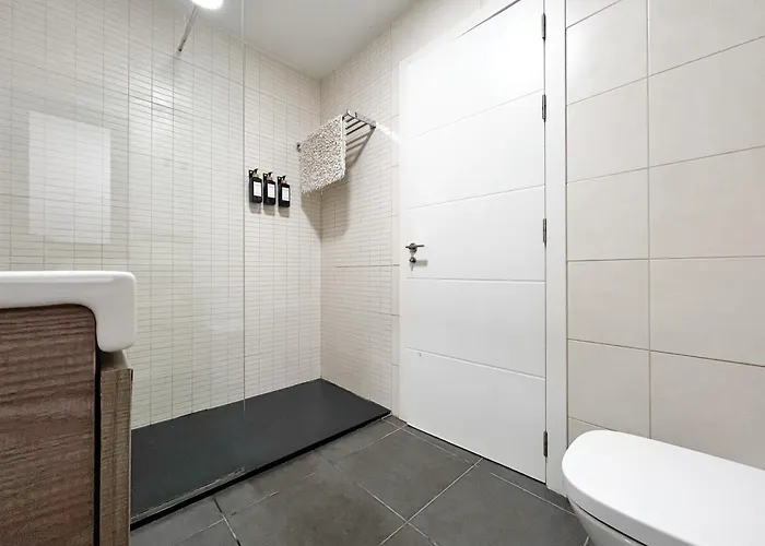- Sleeps 4 - Parking - Close Apartment