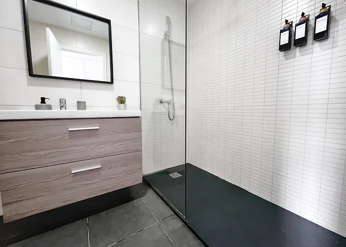 - Sleeps 4 - Parking - Close Apartment