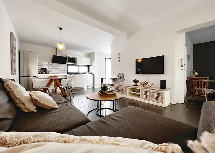 - Sleeps 4 - Parking - Close Apartment